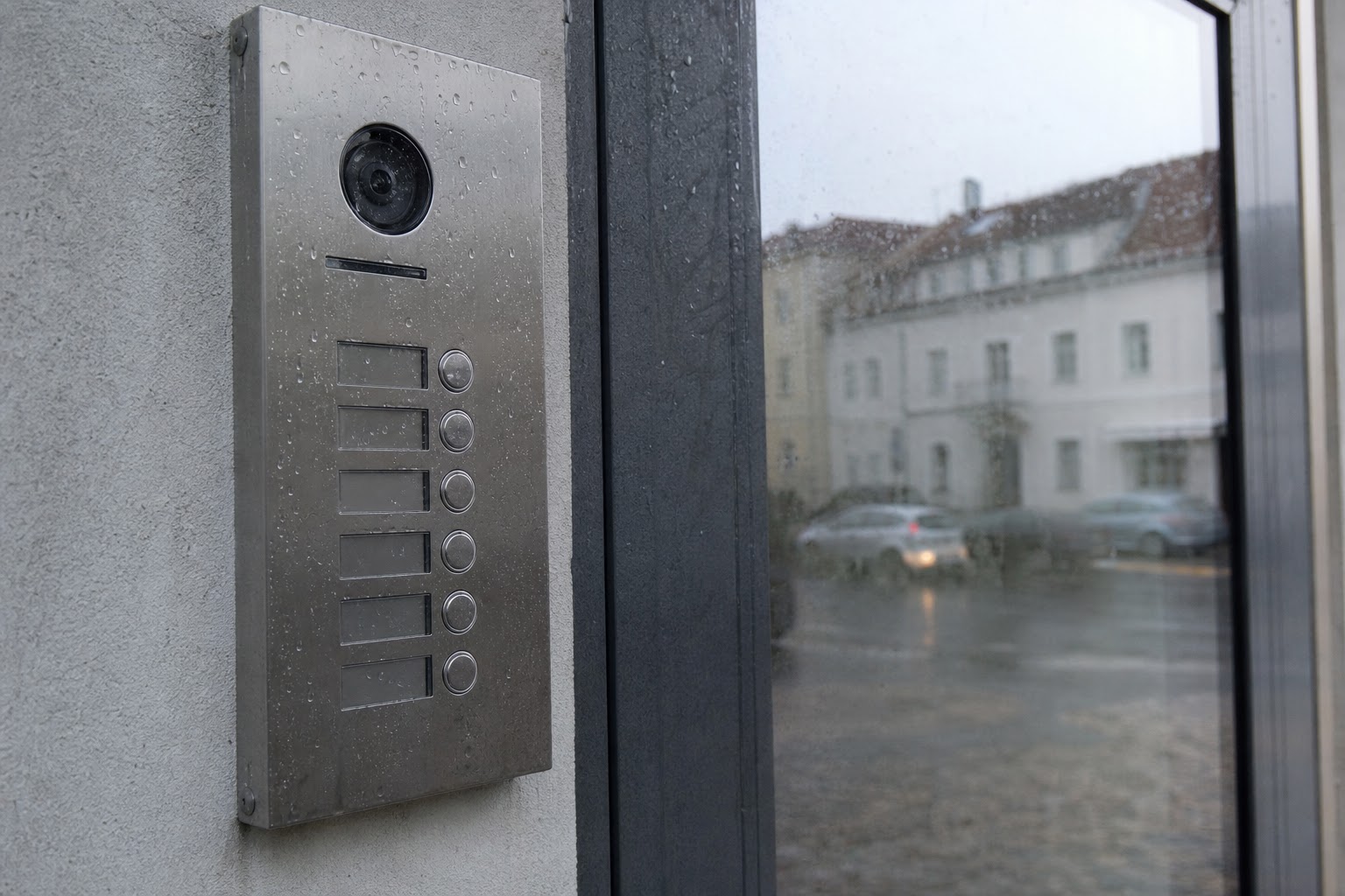 Vstupný panel domáceho vrátnika pri vchode do budovy